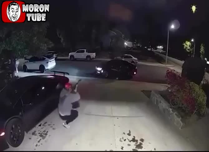 Video :He exits the house with a rocket launcher when thieves chase him to steal his Lamborghini